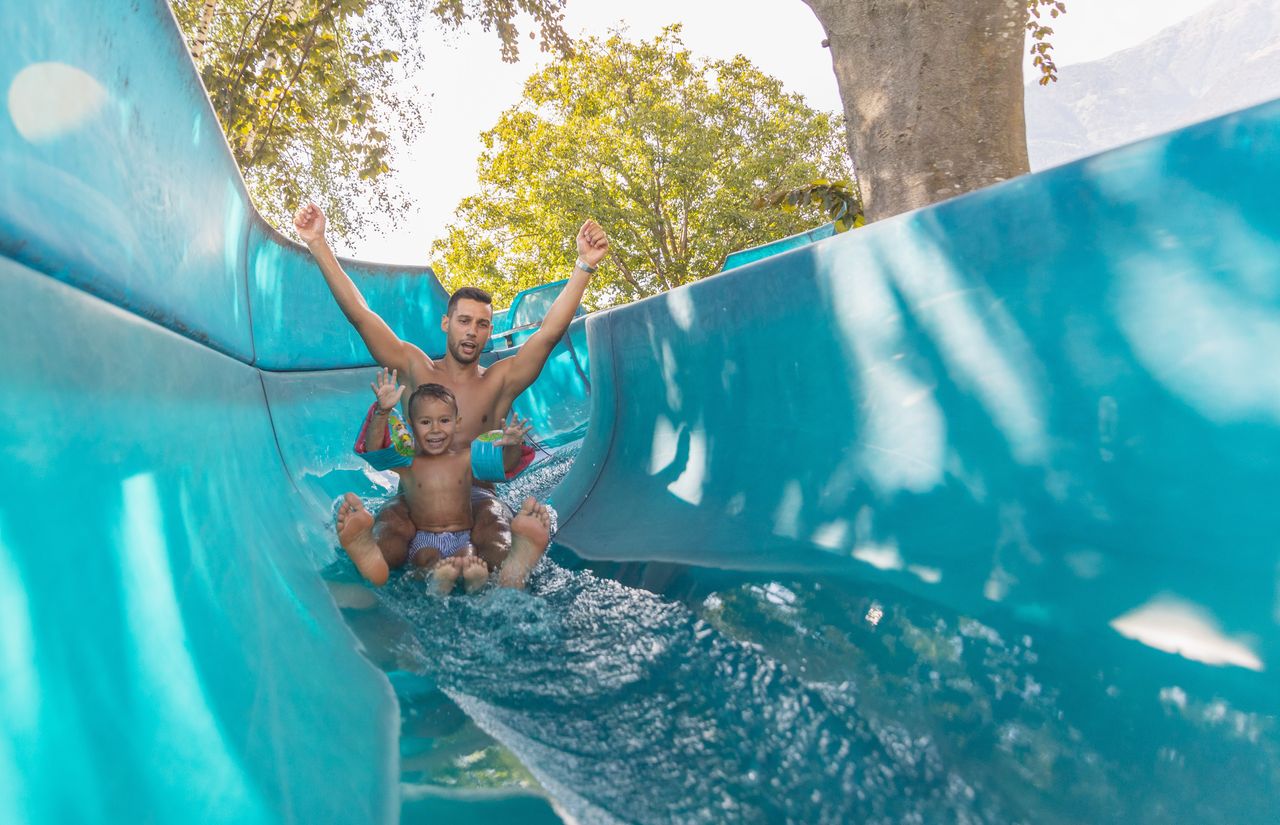 Kinderschwimmbad mit Wasserrutsche