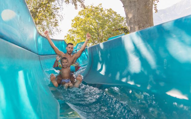 Kinderschwimmbad mit Wasserrutsche