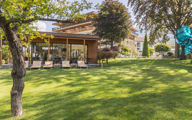 Kinderspielhaus und Abenteuerspielplatz im Garten mit Schaukeln, Sandkasten und Trampolin