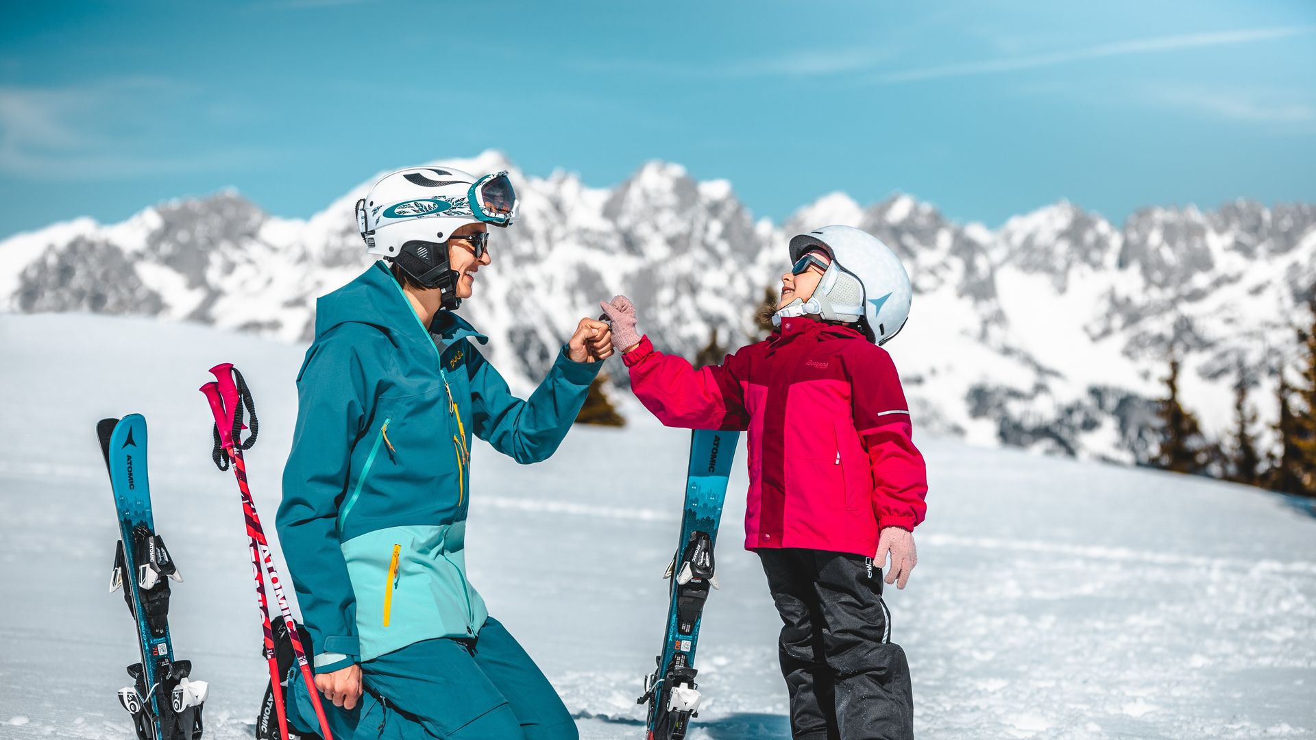 Family skiing on the Wilder Kaiser | © Mathaeus Gartner