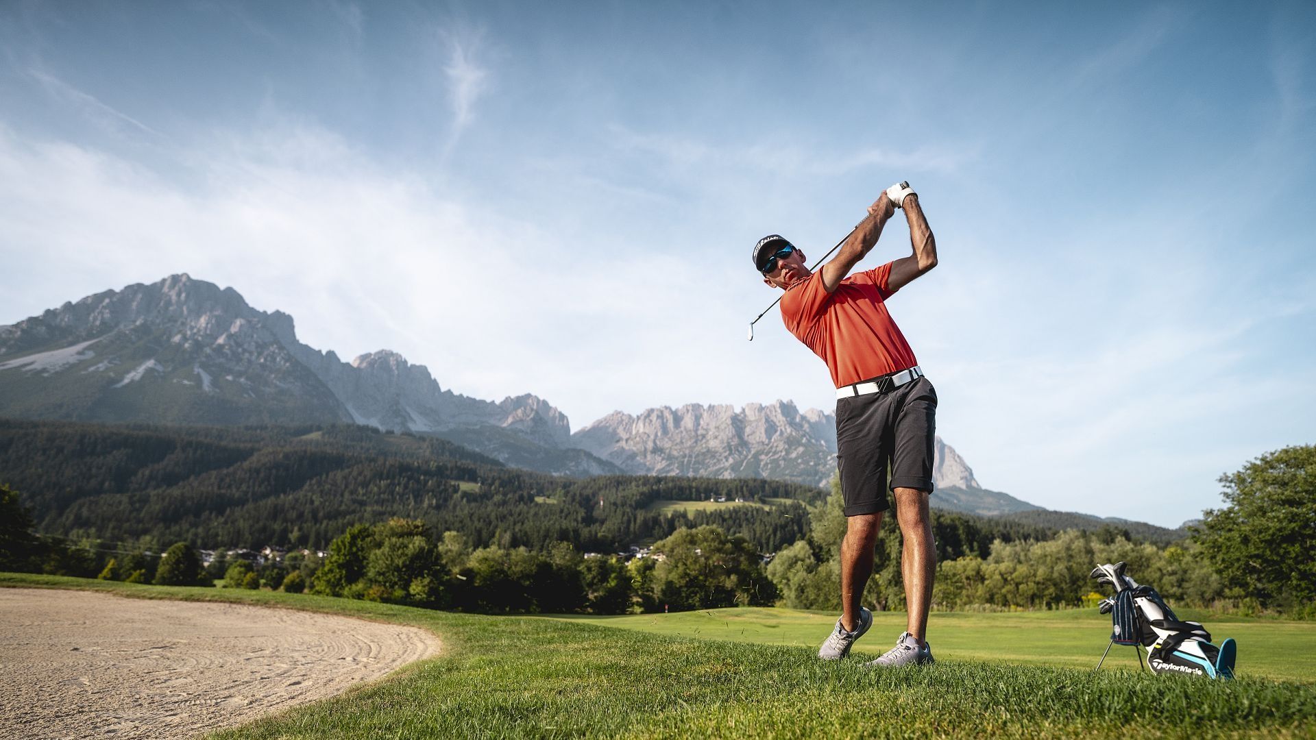 Golfspieler und der Wilde Kaiser