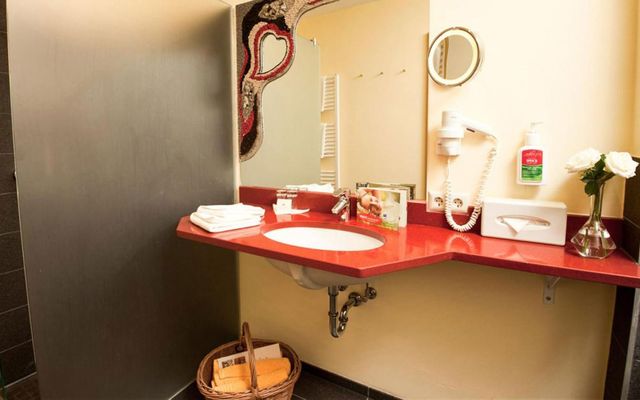 Doppelzimmer/Sanitärbereich Kirchheim im Familotel Kärnten - Kirchheimerhof