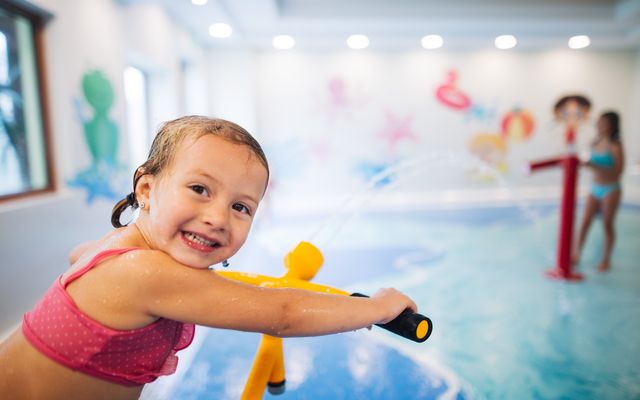 Kind im Spray Land Wellness