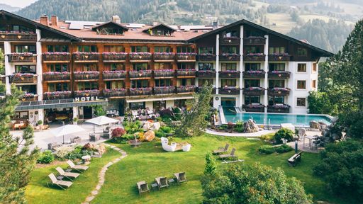 Der Kirchheimerhof Hotelanlage Panoramablick Pool