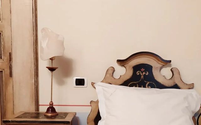Egyágyas szoba  Egyágyas, korhűen berendezett, San Francesco nevű szoba franciaággyal.  image 1 - Hotel Antichi Feudi Dimora dˋEpoca | Teggiano | Kampanien | Italien