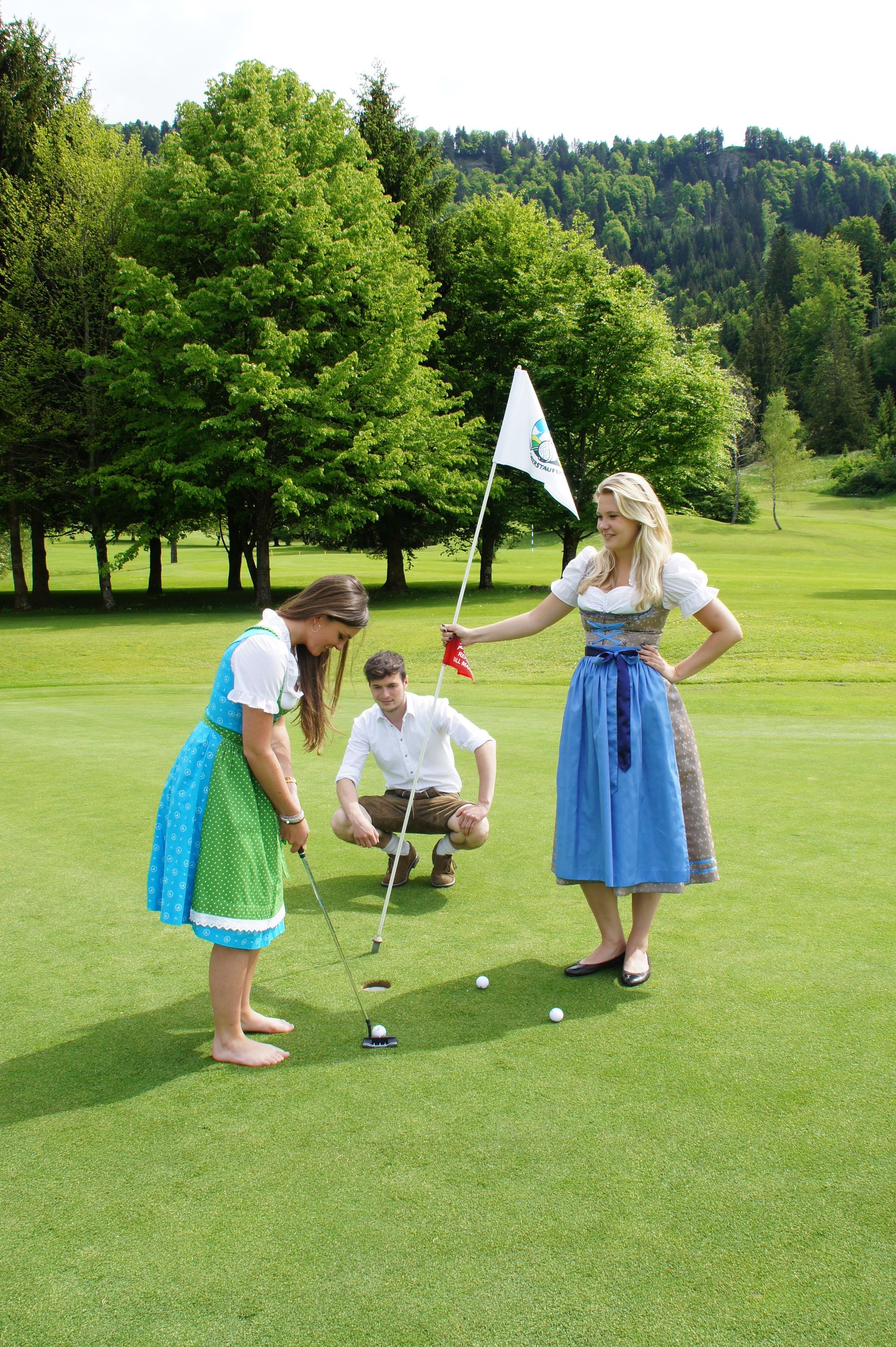 Freunde beim Golfen im Allgäu