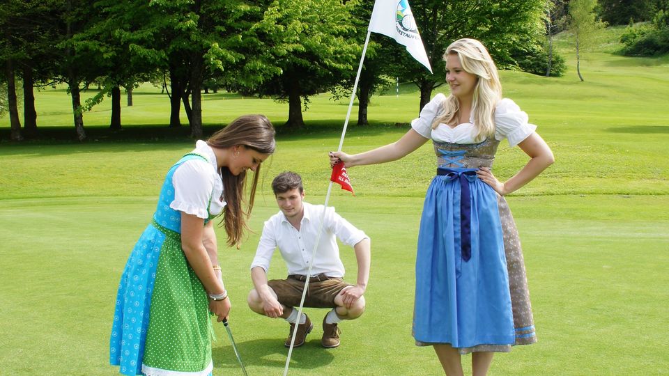 Freunde beim Golfen im Allgäu