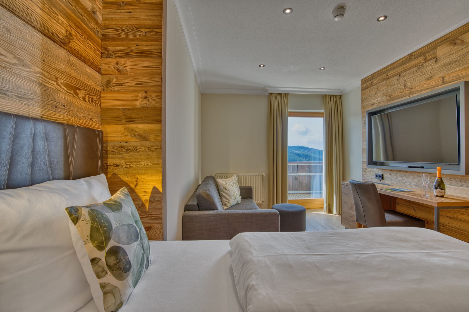 Deluxe Einzelzimmer mit Balkon und Ausblick im 4-Sterne-Wellnesshotel Hofbräuhaus in Bodenmais – entspannen und genießen im Bayerischen Wald.
