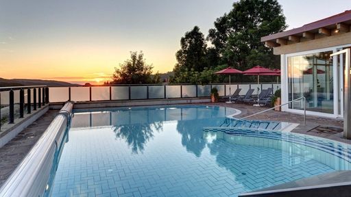 Abendstimmung am Außenpool des Hofbräuhaus Bodenmais – Wellness und Naturgenuss im Bayerischen Wald.