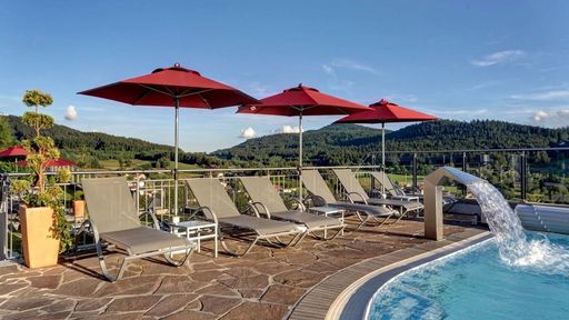 Sommerliche Auszeit am Außenpool des Hofbräuhaus Bodenmais – relaxen mit Blick auf die Berge im Bayerischen Wald.