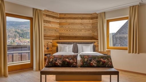 Komfortables Juniorsuite mit Bergblick im Hofbräuhaus Bodenmais – entspannen im stilvollen Ambiente des Bayerischen Waldes.