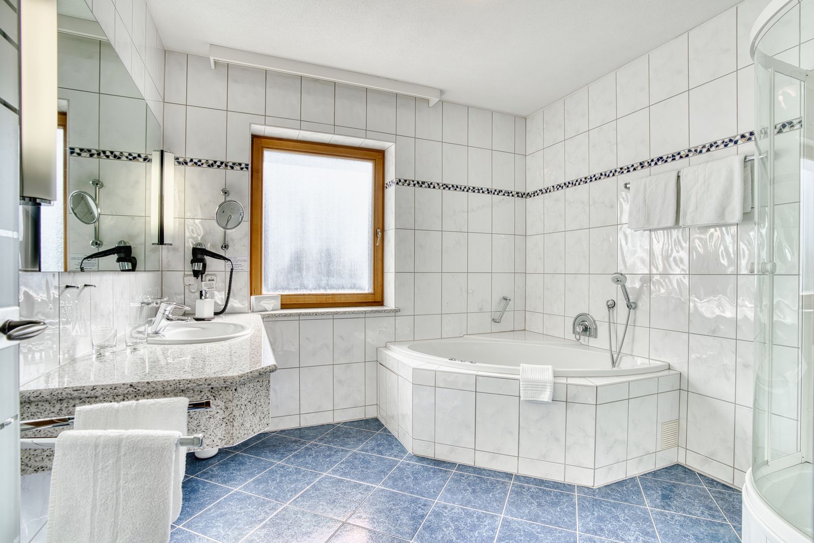 Geräumiges Bad mit Badewanne und Dusche im Hofbräuhaus Bodenmais – Wellnesskomfort im Bayerischen Wald.