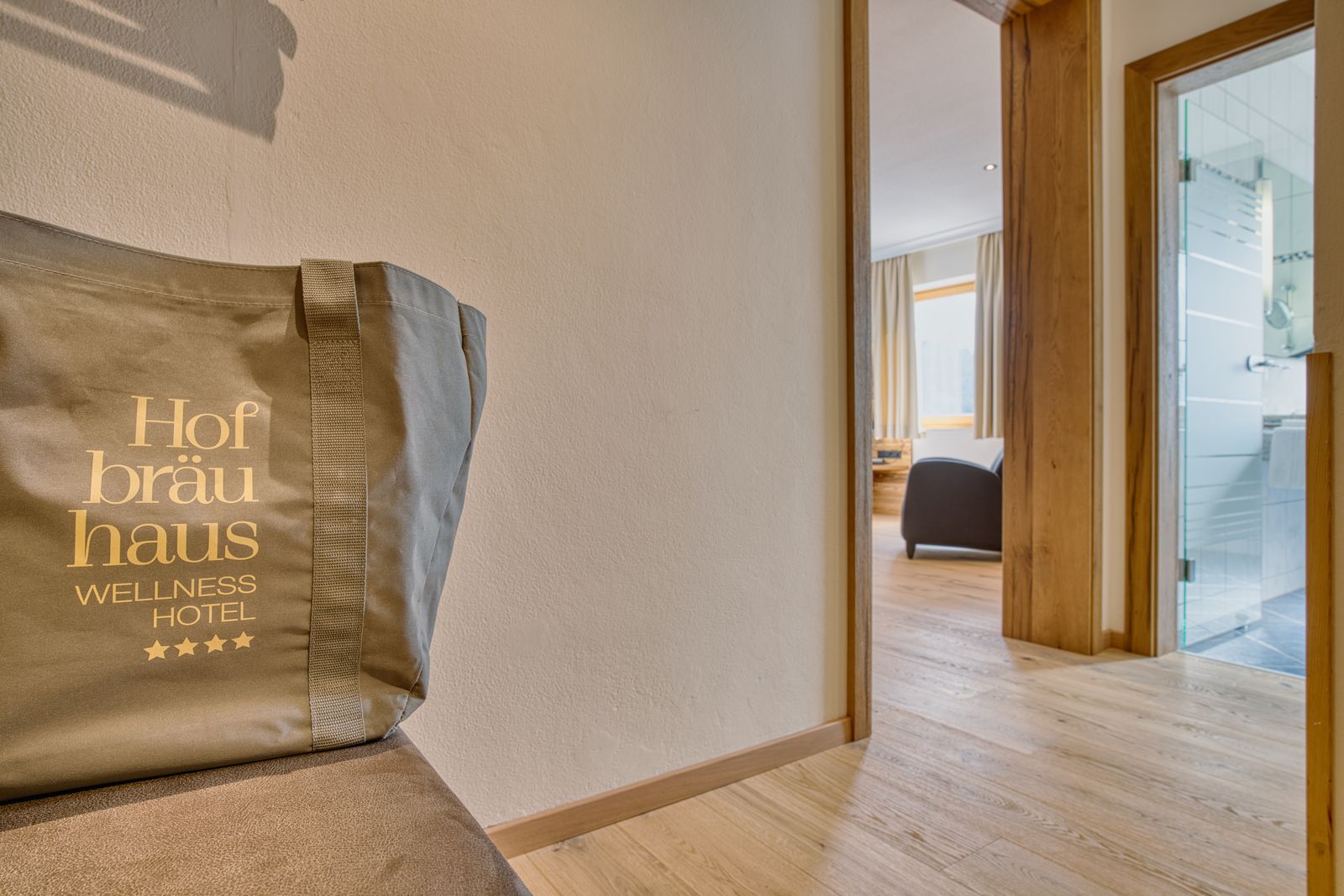 Ihr Wellnessurlaub beginnt im Hofbräuhaus Bodenmais – moderne Zimmer und liebevolle Details für entspannte Tage im Bayerischen Wald.