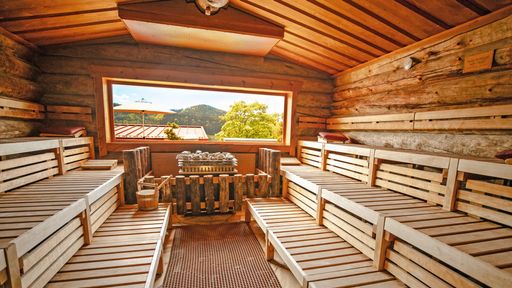 Panorama-Kelosauna mit Bergblick im 4-Sterne-Wellnesshotel Hofbräuhaus in Bodenmais – Exklusives Wellnesserlebnis im Bayerischen Wald