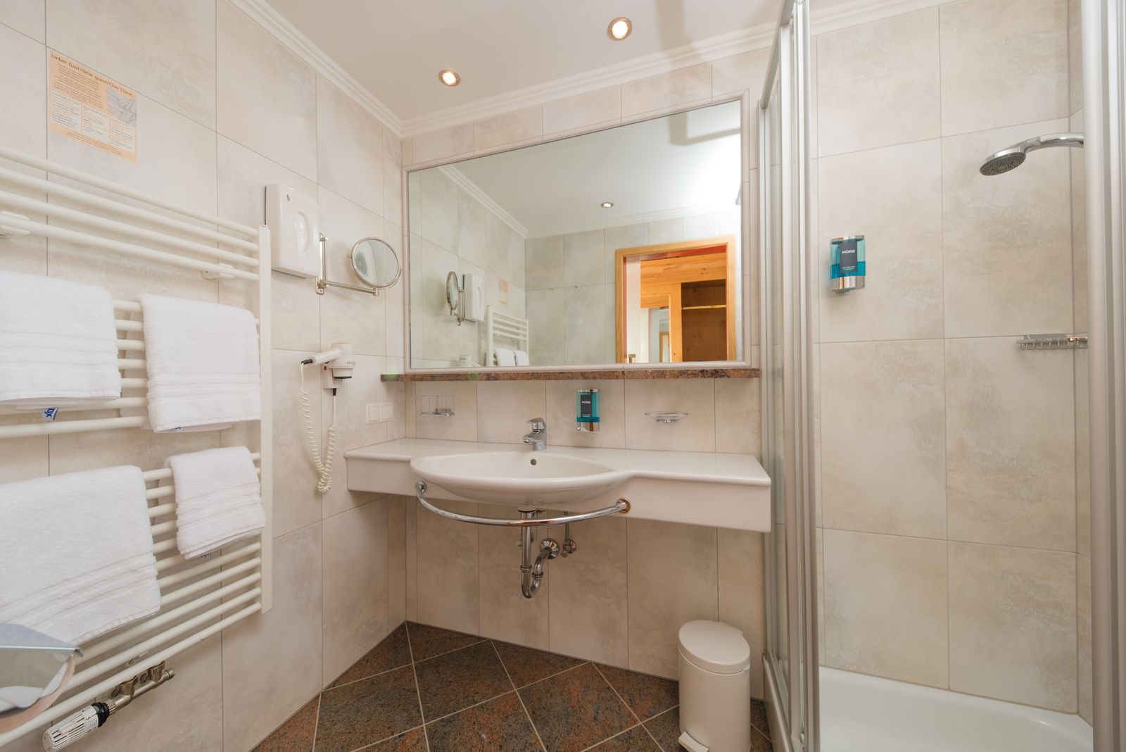 Doppelzimmer Kat.1 image 3 - 4 Sterne Wellnesshotel in Zauchensee Hotel Alpenrose Zauchensee
