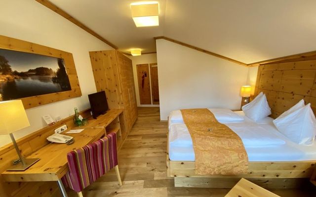 Unterkunft Zimmer/Appartement/Chalet: DZ "Alpenklang" Zirbe Trio