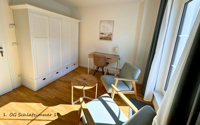 Schlafzimmer im OG mit Arbeitsplatz