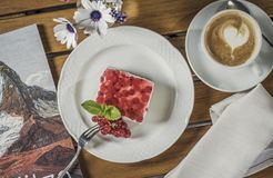 Biohotel Rastbichlhof: Ein Stück Kuchen mit einer Tasse Kaffee genießen - Biohotel Rastbichlhof , Neustift im Stubaital, Tirol, Österreich