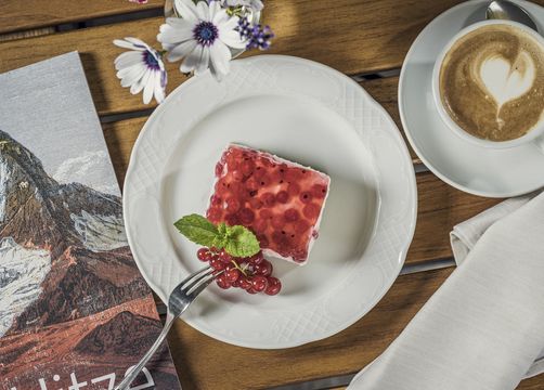 Biohotel Rastbichlhof: Ein Stück Kuchen mit einer Tasse Kaffee genießen - Biohotel Rastbichlhof , Neustift im Stubaital, Tirol, Österreich