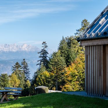 Gartentisch mit Bergblick, Sissi Chalet Königin, Cavareno, Trentino-Südtirol, Italien