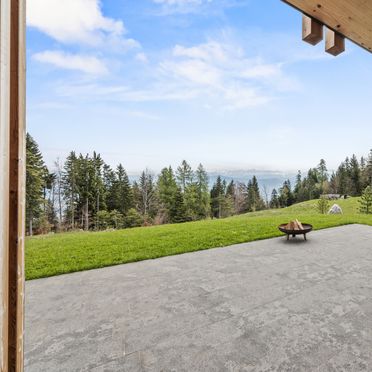 Terrasse mit Sonnenliegen und Ausblick, Sissi Chalet Kaiserin, Cavareno, Trentino-Südtirol, Italien