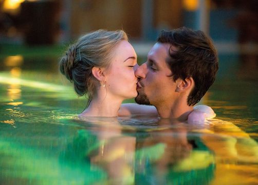 Biohotel Retter Pärchen im Pool liebe kuss - RETTER BIO-NATUR-RESORT