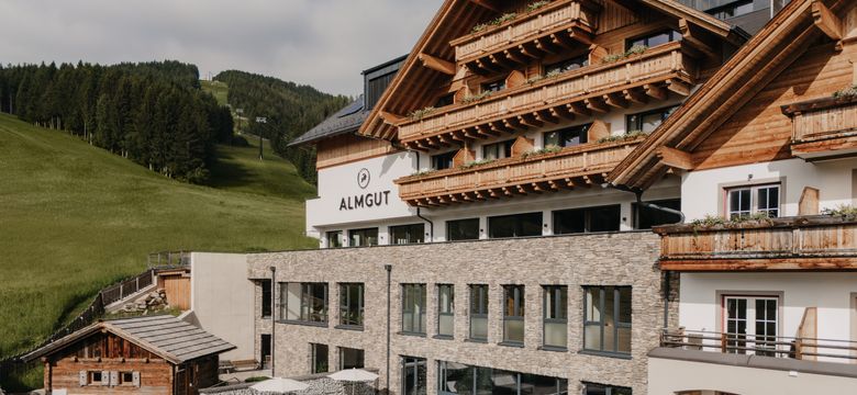 ALMGUT Mountain Wellness Hotel: Alpine golf days