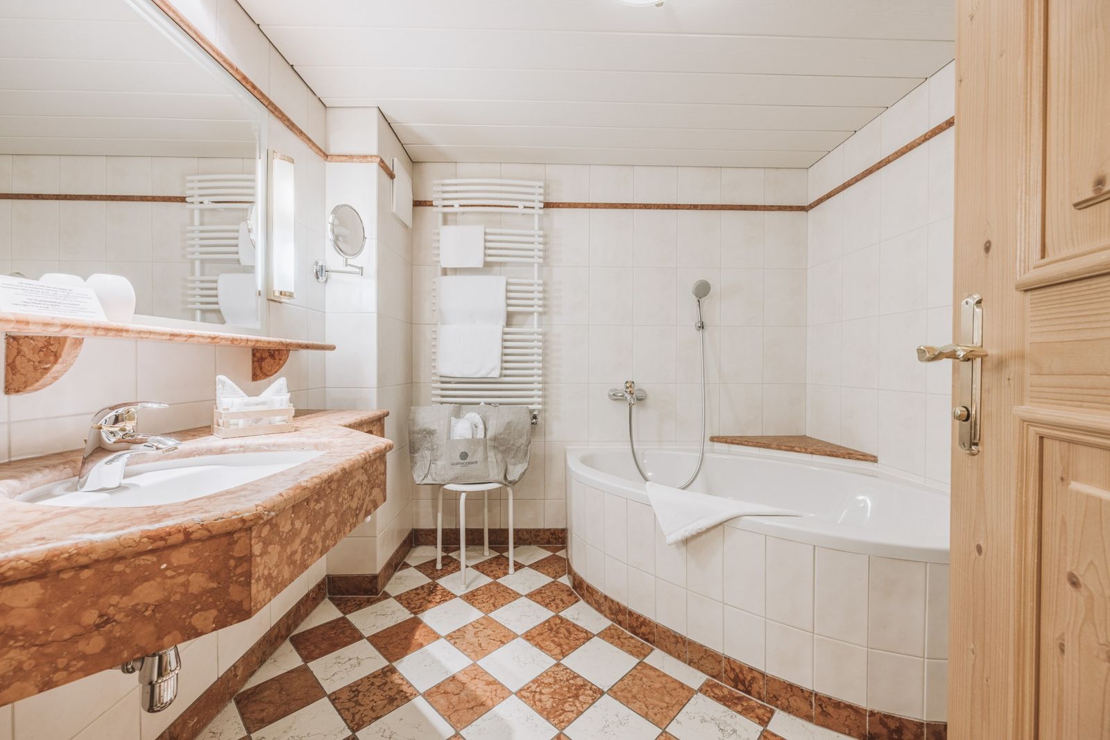 Juniorsuite Torhelm mit Balkon image 3 - Hotel Gaspingerhof