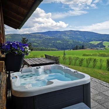 Whirlpool auf der Terrasse, Kleine Almliebe, Preitenegg, Kärnten, Österreich