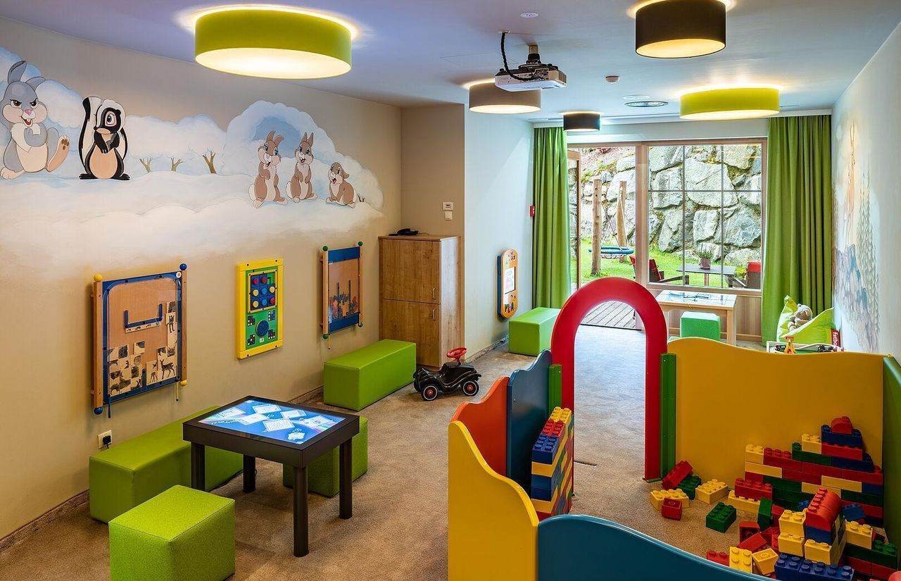 Kinderspielraum mit altersgerechten Spielbereichen