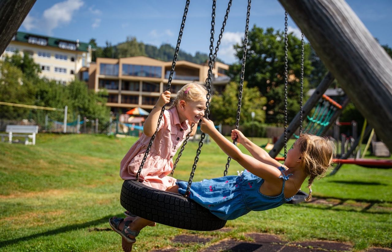 Schaukeln auf dem Spielplat