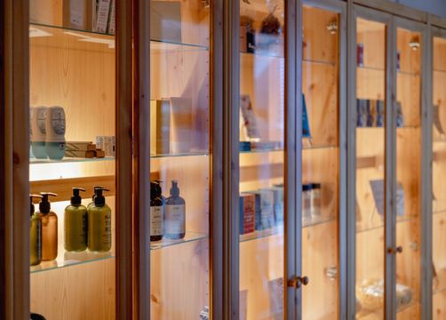 BIO HOTEL Naturapartments Alpbach: In unserem kleinen Bio-Shop findest du ausgewählte Produkte aus Tirol - Naturapartments Alpbach, Alpbach, Tirol, Österreich