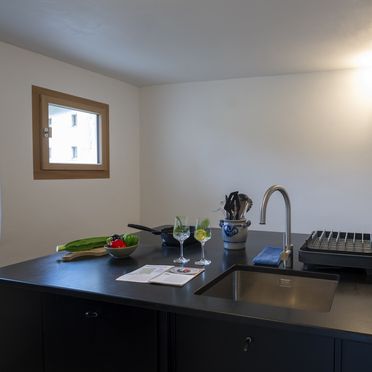 Küche, Chasa Chaposch, Tarasp, Graubünden, Schweiz