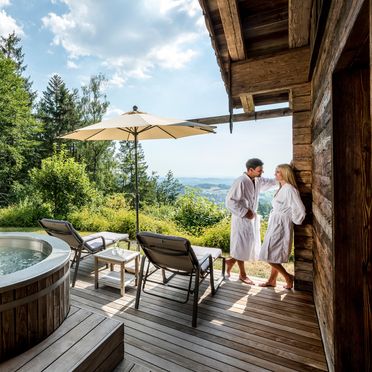 Sichtgeschützter Außenwhirlpool, Bergdorf Hüttenhof-Chalet für Zwei, Grainet, Bayern, Deutschland