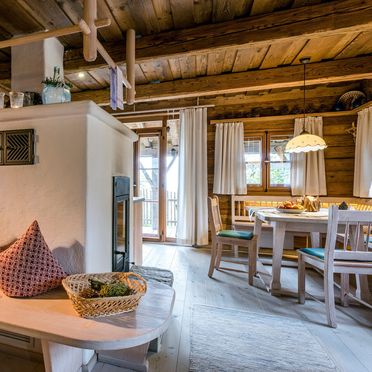 Wohnbereich mit offenem Kamin, Bergdorf Hüttenhof-Chalet für Zwei, Grainet, Bayern, Deutschland
