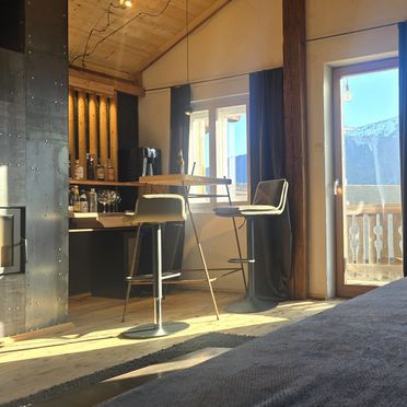Wohnbereich mit Blick in die Hausbar, Obersteinerhof-Hütte Atelier, Luttach, Trentino-Südtirol, Italien