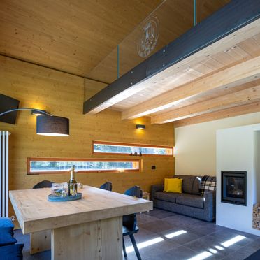 Wohn-Essbereich, Chalet Pian De La Mola, Comelico Superiore (BL), Venetien, Italien