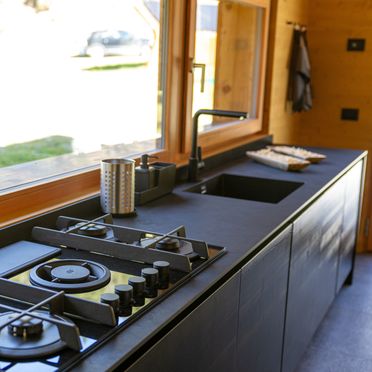 offene Wohnküche, Chalet Pian De La Mola, Comelico Superiore (BL), Venetien, Italien