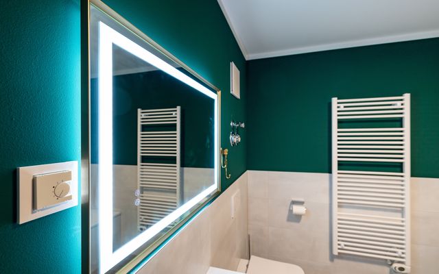 Badezimmer mit Dusche und Badewanne