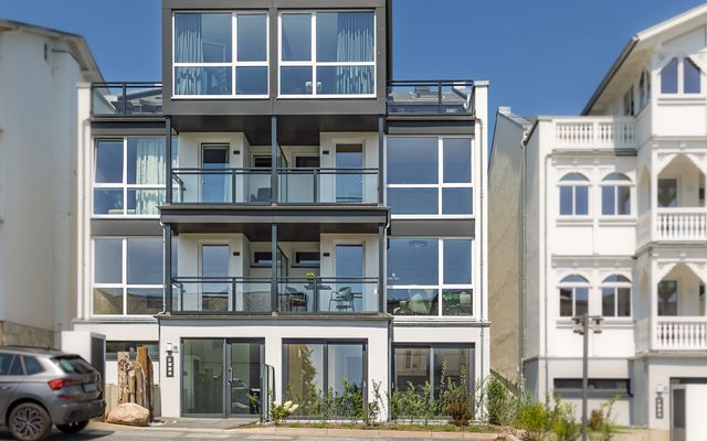 Außenansicht samt Parkplatz am Haus